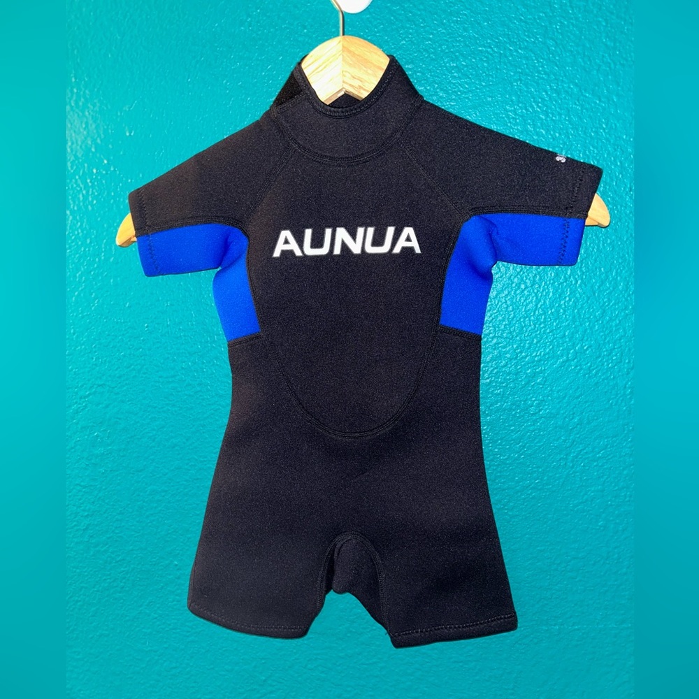Aunua youth wetsuit size 4 NWT